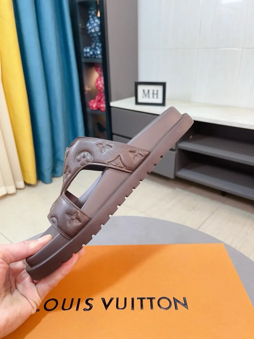 Men's shoes 💰360🌹🌹 (lv-Louis Vuitton) new men's sandals, high-end boutique, exquisite embossed logo decoration on the upper, fine workmanship, super soft soles, casual, loose and comfortable, a must-have in summer! \nsize：38-44